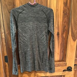 Lululemon hooded long sleeve shirt - small